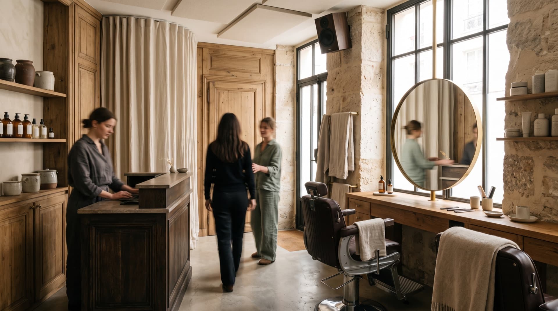 Salon de beauté premium avec fauteuils, miroirs et accueil client
