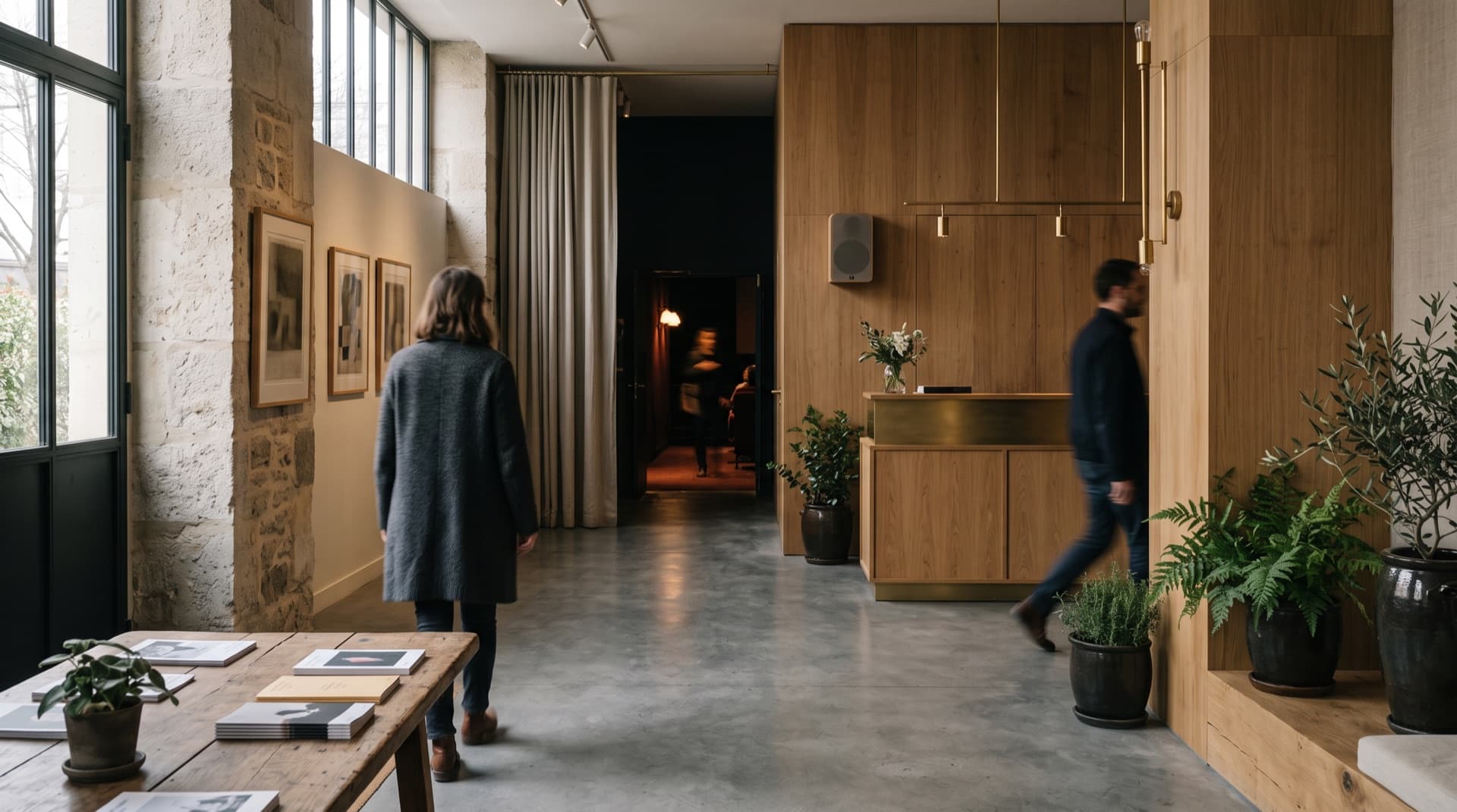 Lieu culturel avec visiteurs, éclairage doux et espace d'exposition