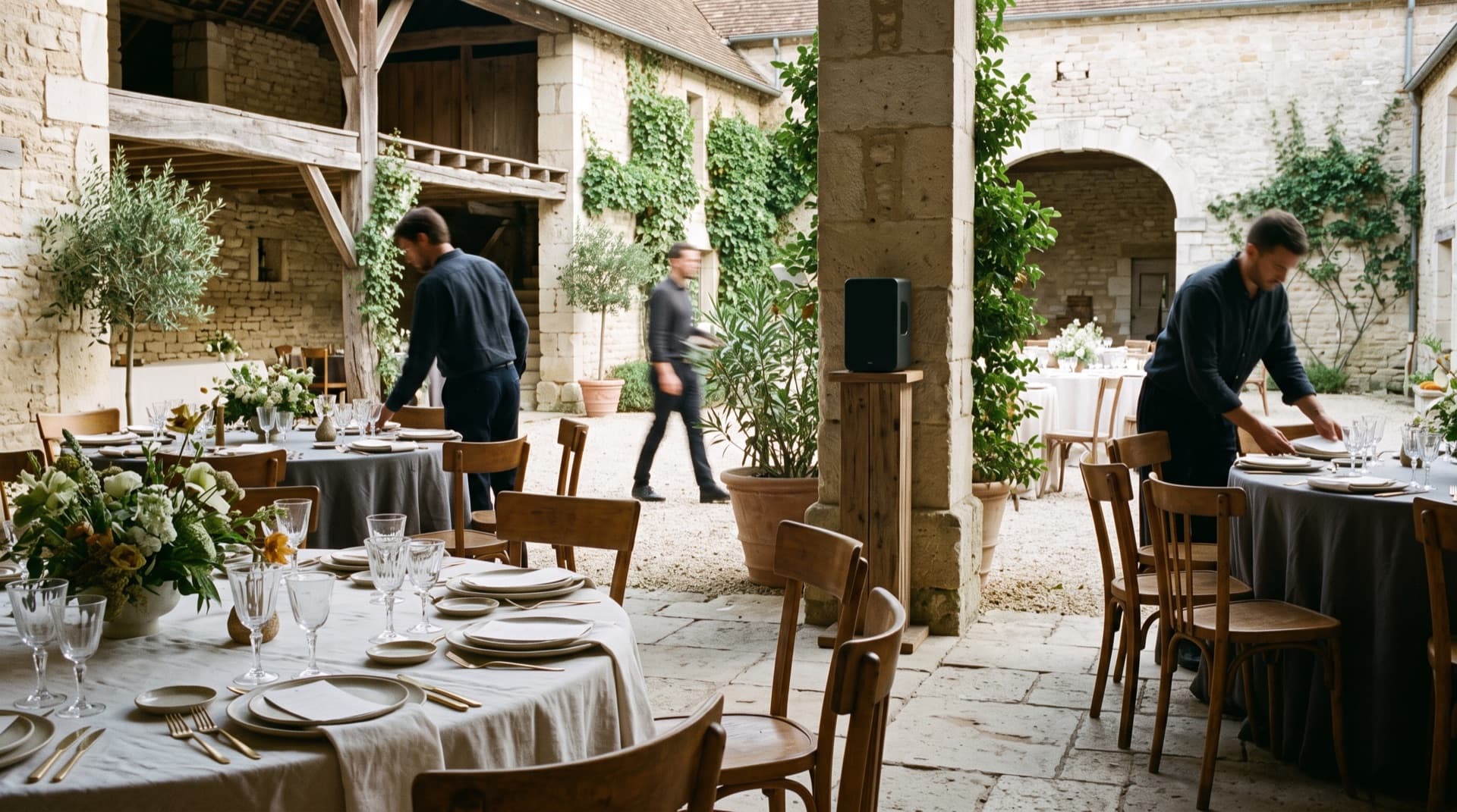 Domaine événementiel préparé pour une réception élégante