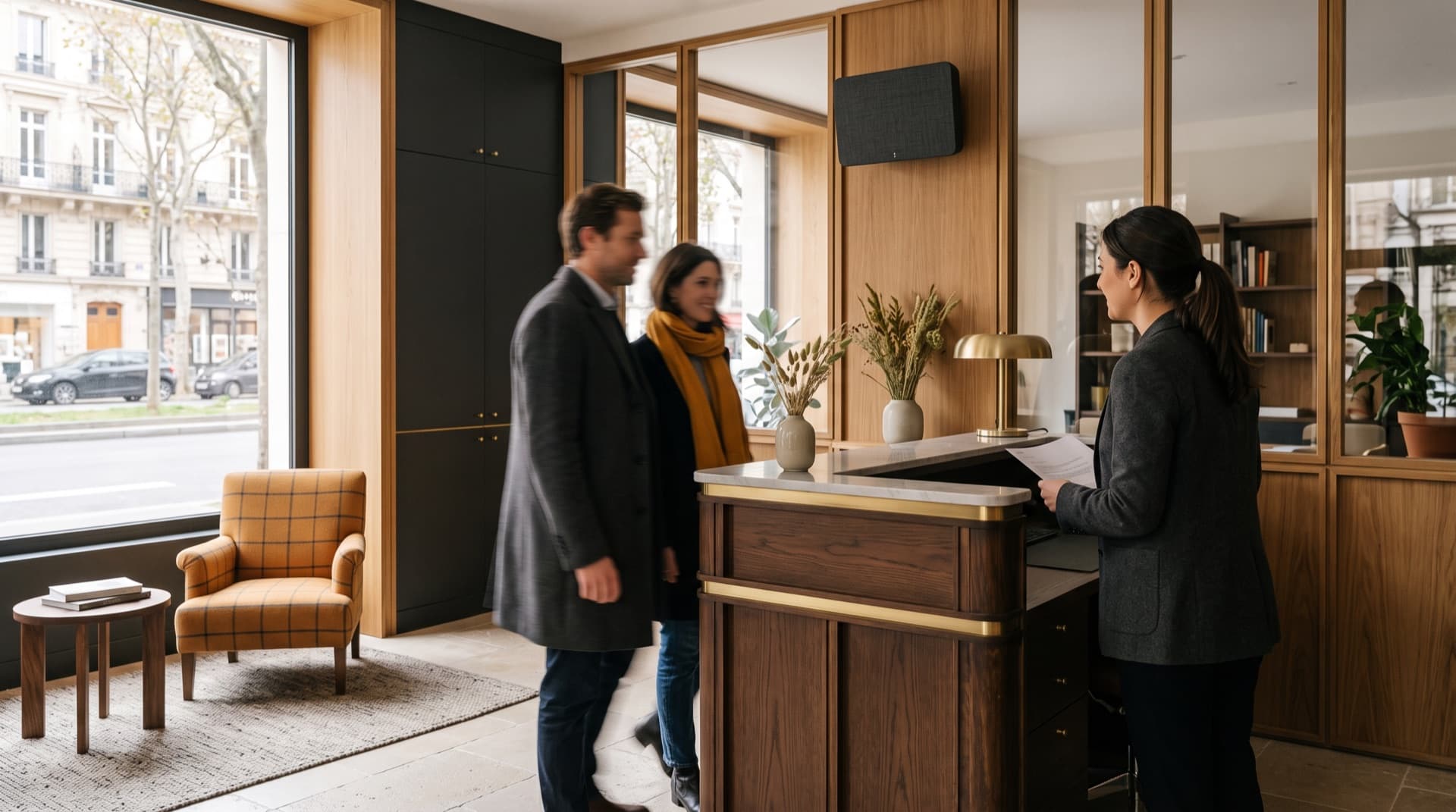 Accueil d'agence professionnelle avec clients et espace conseil